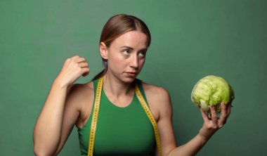 Genç, sarışın bir kadın. fitness konsepti