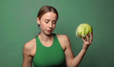 Genç, sarışın bir kadın. fitness konsepti