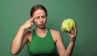 Genç, sarışın bir kadın. fitness konsepti