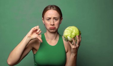 Genç, sarışın bir kadın. fitness konsepti