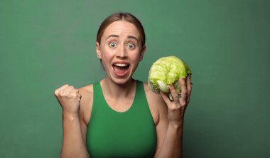 Genç, sarışın bir kadın. fitness konsepti