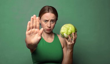 Genç, sarışın bir kadın. fitness konsepti