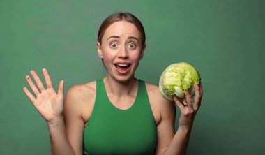 Genç, sarışın bir kadın. fitness konsepti