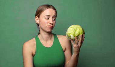 Genç, sarışın bir kadın. fitness konsepti
