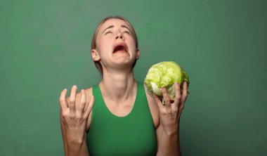 Genç, sarışın bir kadın. fitness konsepti