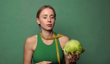 Genç, sarışın bir kadın. fitness konsepti