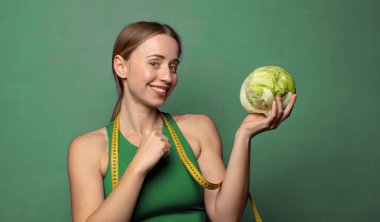 Genç, sarışın bir kadın. fitness konsepti