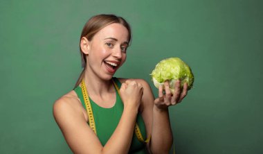 Genç, sarışın bir kadın. fitness konsepti