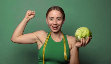 Genç, sarışın bir kadın. fitness konsepti