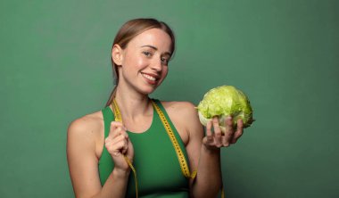 Genç, sarışın bir kadın. fitness konsepti