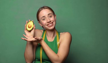 Genç, sarışın bir kadın. fitness konsepti