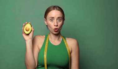 Genç, sarışın bir kadın. fitness konsepti