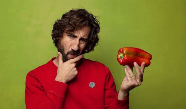 Genç, sakallı, kırmızı biberli adam.