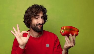 Genç, sakallı, kırmızı biberli adam.