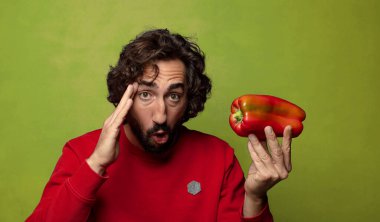 Genç, sakallı, kırmızı biberli adam.