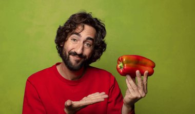 Genç, sakallı, kırmızı biberli adam.