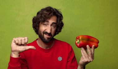 Genç, sakallı, kırmızı biberli adam.