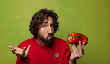 Genç, sakallı, kırmızı biberli adam.