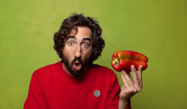 Genç, sakallı, kırmızı biberli adam.