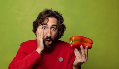 Genç, sakallı, kırmızı biberli adam.