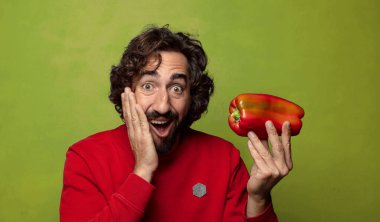 Genç, sakallı, kırmızı biberli adam.