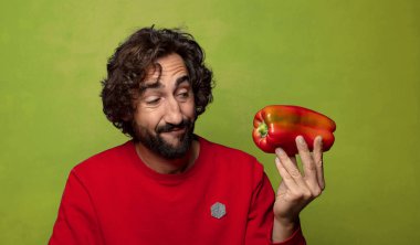 Genç, sakallı, kırmızı biberli adam.