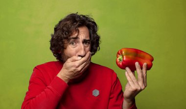 Genç, sakallı, kırmızı biberli adam.