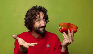 Genç, sakallı, kırmızı biberli adam.