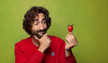 Çilekli genç, sakallı adam.