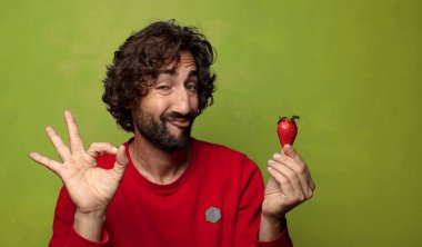 Çilekli genç, sakallı adam.