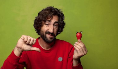 Çilekli genç, sakallı adam.