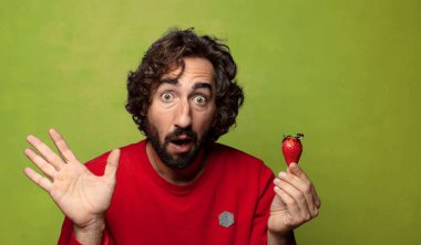 Çilekli genç, sakallı adam.