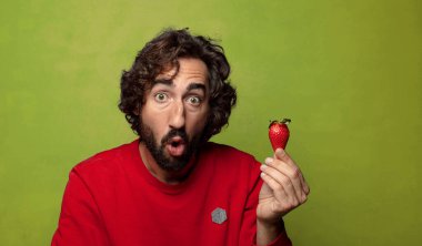 Çilekli genç, sakallı adam.