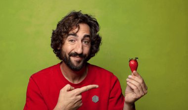 Çilekli genç, sakallı adam.