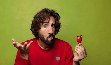 Çilekli genç, sakallı adam.