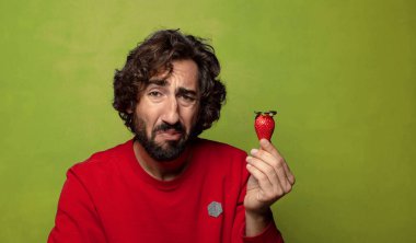 Çilekli genç, sakallı adam.