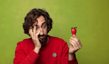 Çilekli genç, sakallı adam.