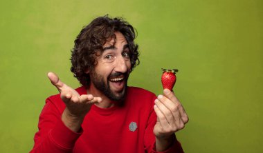 Çilekli genç, sakallı adam.