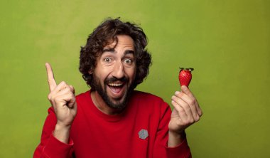 Çilekli genç, sakallı adam.