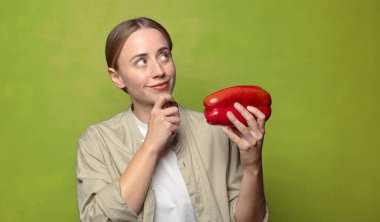 Kırmızı biberli genç sarışın kadın.