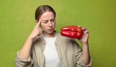 Kırmızı biberli genç sarışın kadın.