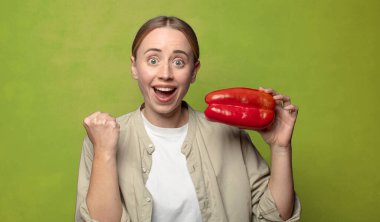 Kırmızı biberli genç sarışın kadın.