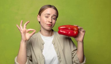 Kırmızı biberli genç sarışın kadın.