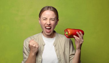 Kırmızı biberli genç sarışın kadın.