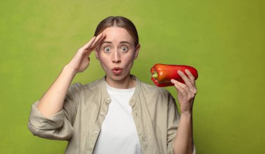 Kırmızı biberli genç sarışın kadın.