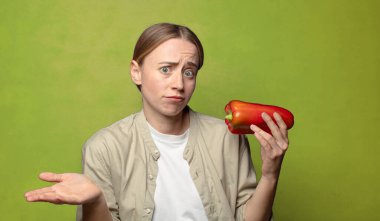 Kırmızı biberli genç sarışın kadın.