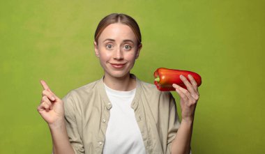 Kırmızı biberli genç sarışın kadın.