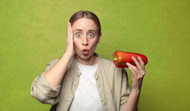 Kırmızı biberli genç sarışın kadın.