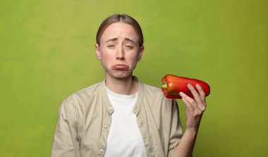 Kırmızı biberli genç sarışın kadın.