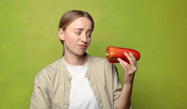 Kırmızı biberli genç sarışın kadın.